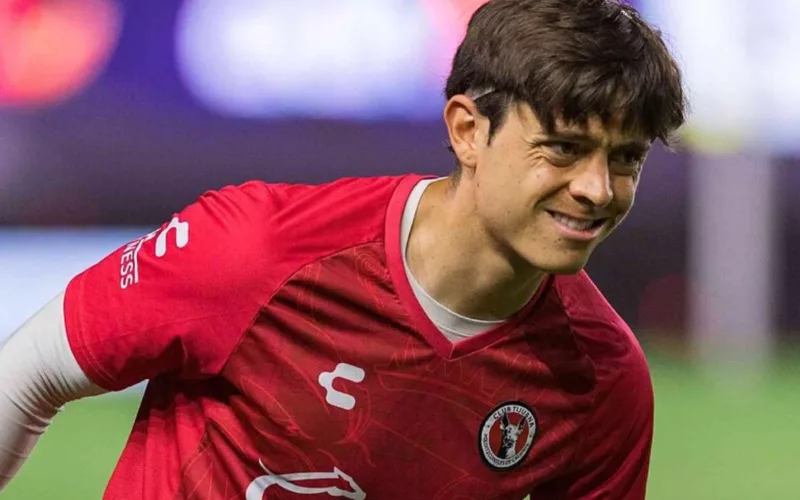 Joaquín Montecinos con la camiseta roja del Toluca