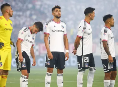 Cinco jugadores de Colo-Colo dentro de la cancha de fútbol