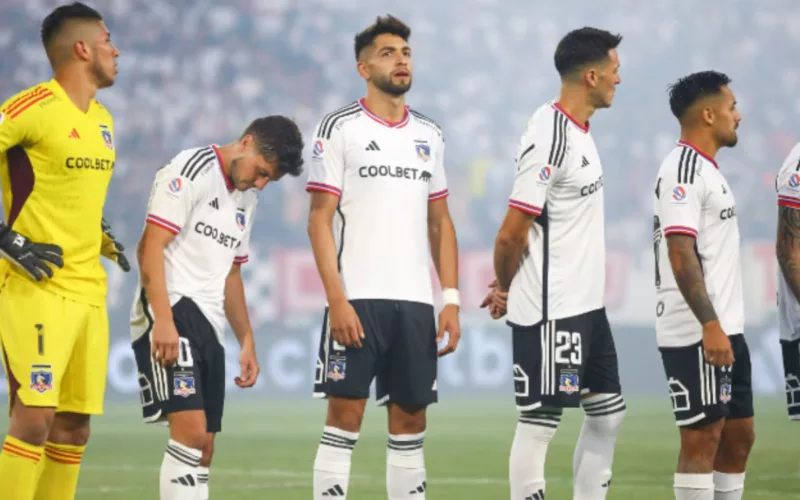 Cinco jugadores de Colo-Colo dentro de la cancha de fútbol