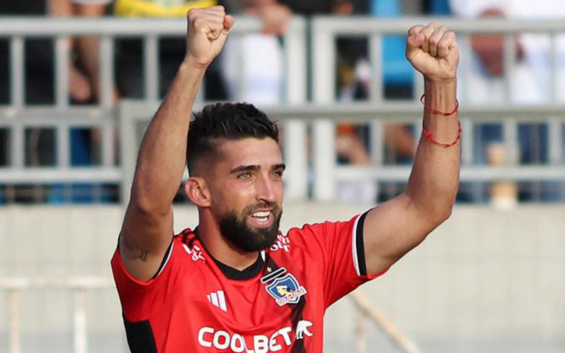 Emiliano Amor con los brazos en alto festeja el 1-1 parcial de Colo-Colo ante Magallanes en la final de la Copa Chile 2023.