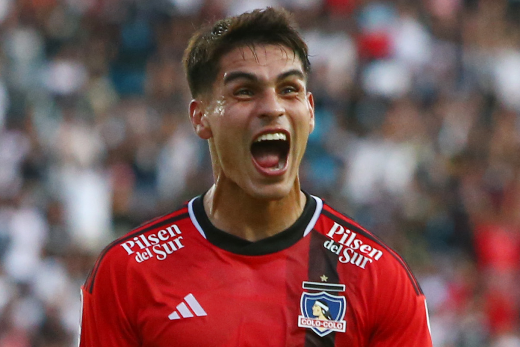 Erick Wiemberg sonriendo tras anotar un golazo con la camiseta de Colo-Colo en la final de la Copa Chile 2023.