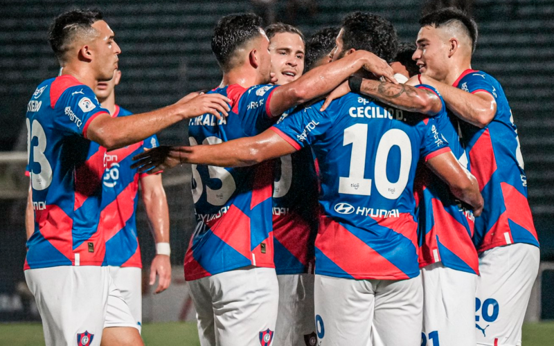 Futbolistas de Cerro Porteño se abrazan y celebran un gol durante la temporada 2023.