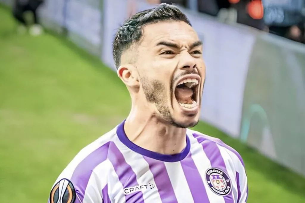 Gabriel Suazo festejando con la camiseta del Toulouse.