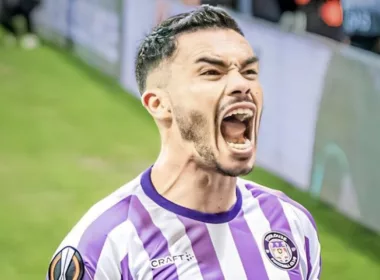 Gabriel Suazo festejando con la camiseta del Toulouse.