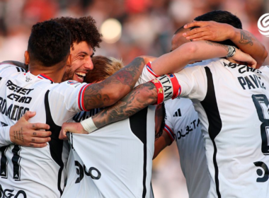 Futbolistas de Colo-Colo celebran abrazados un gol durante la temporada 2023.