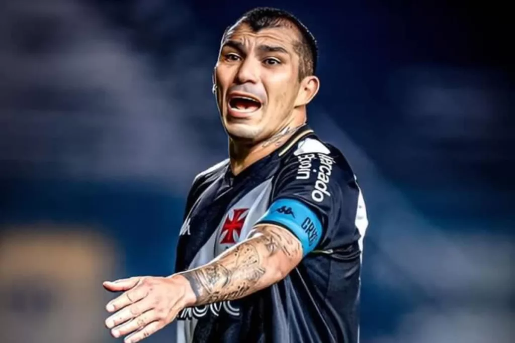 Gay Medel repartiendo instrucciones en pleno partido de Vasco da Gama durante la temporada 2023.