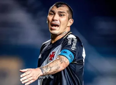 Gay Medel repartiendo instrucciones en pleno partido de Vasco da Gama durante la temporada 2023.