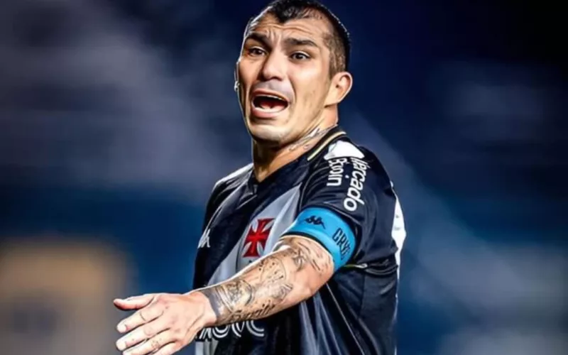 Gay Medel repartiendo instrucciones en pleno partido de Vasco da Gama durante la temporada 2023.