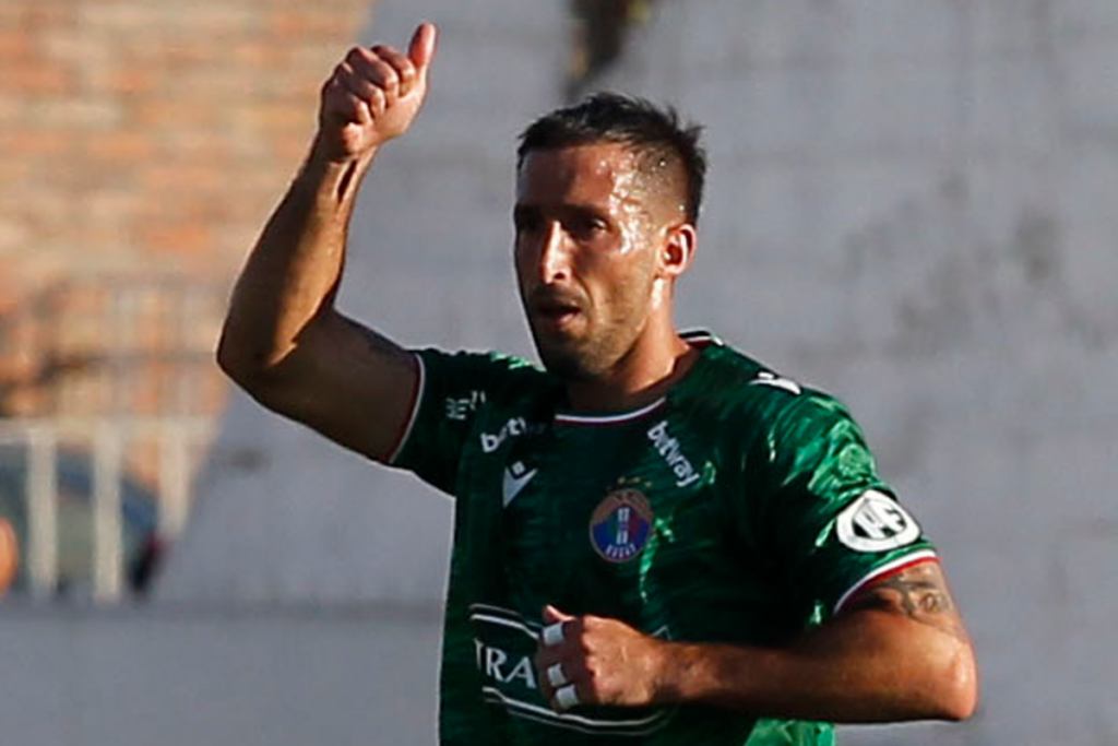 Gonzalo Sosa con el pulgar arriba mientras viste la camiseta de Audax Italiano durante la temporada 2023.