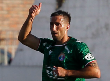 Gonzalo Sosa con el pulgar arriba mientras viste la camiseta de Audax Italiano durante la temporada 2023.