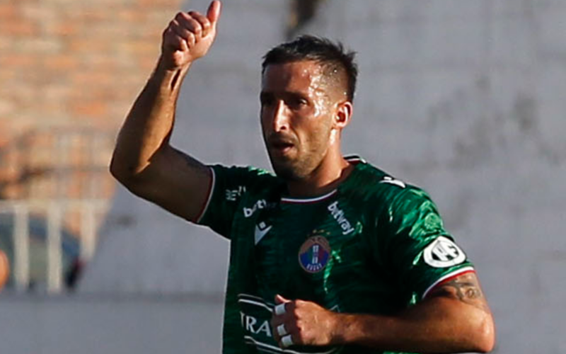 Gonzalo Sosa con el pulgar arriba mientras viste la camiseta de Audax Italiano durante la temporada 2023.