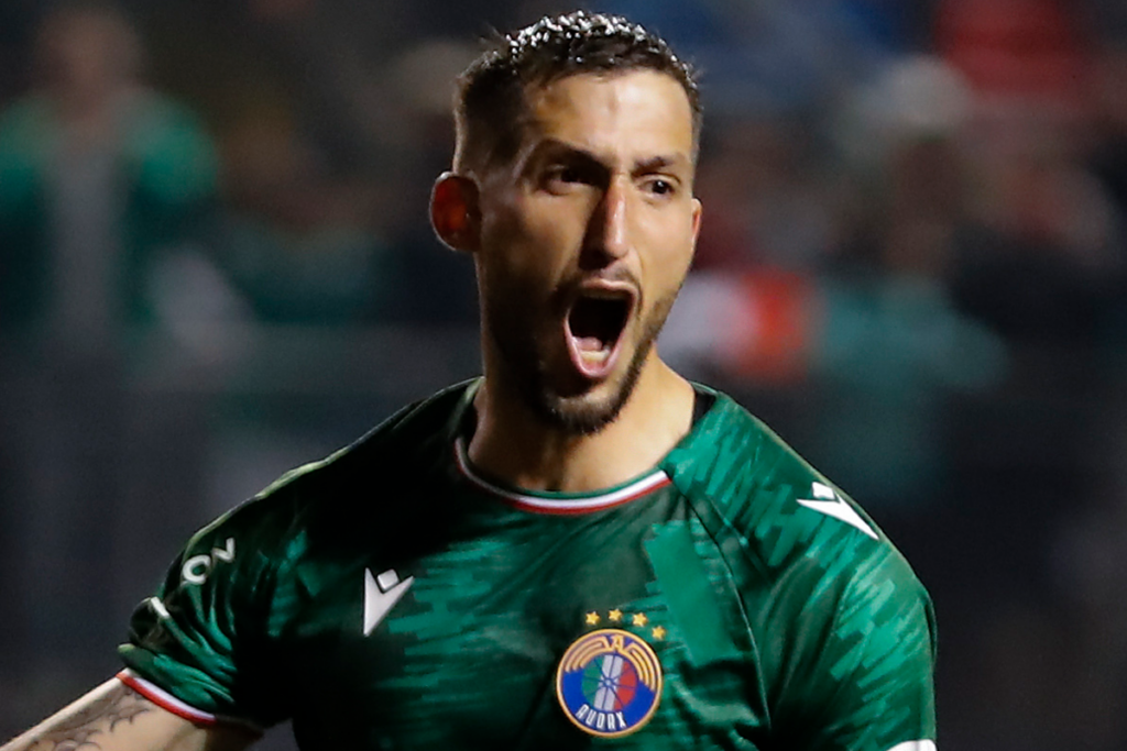 Gonzalo Sosa eufórico celebrando un gol con la camiseta de Audax Italiano durante la temporada 2023.