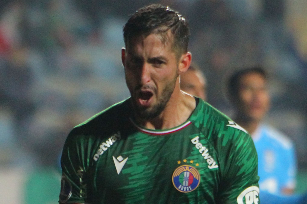 Primer plano al rostro del futbolista Gonzalo Sosa, quien se ve gritando en modo de celebración tras anotar un gol con la camiseta de Audax Italiano durante la temporada 2023.