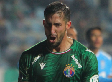 Primer plano al rostro del futbolista Gonzalo Sosa, quien se ve gritando en modo de celebración tras anotar un gol con la camiseta de Audax Italiano durante la temporada 2023.