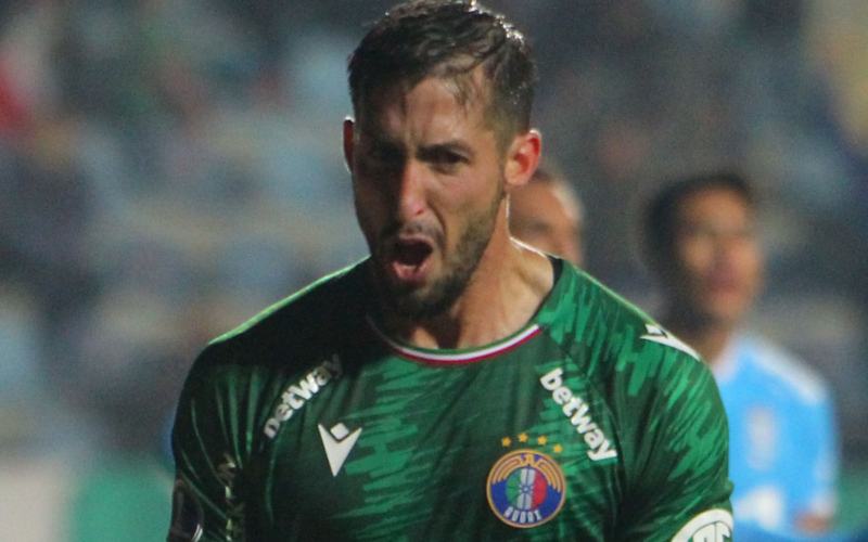 Primer plano al rostro del futbolista Gonzalo Sosa, quien se ve gritando en modo de celebración tras anotar un gol con la camiseta de Audax Italiano durante la temporada 2023.