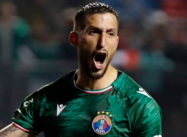 Gonzalo Sosa eufórico celebrando un gol con la camiseta de Audax Italiano durante la temporada 2023.