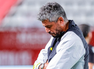 Gustavo Munúa con la cabeza cabizbaja en señal de resignación en pleno partido como director técnico.