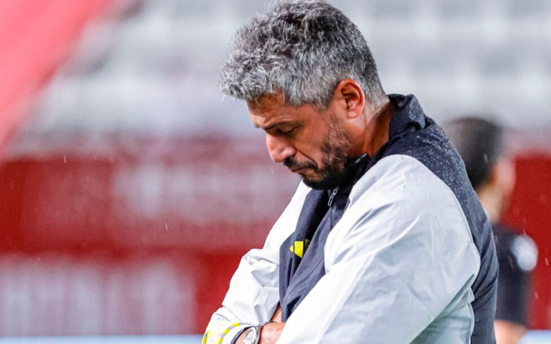 Gustavo Munúa con la cabeza cabizbaja en señal de resignación en pleno partido como director técnico.