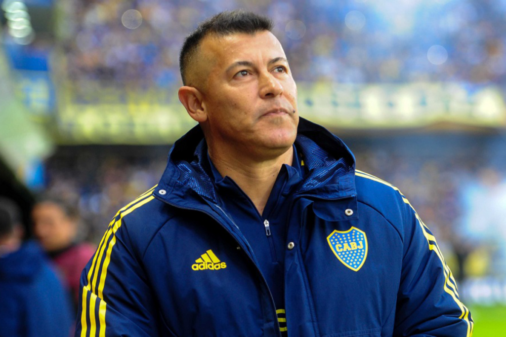 Jorge Almirón sonríe y observa al horizonte en su rol como entrenador de Boca Juniors durante la temporada 2023.