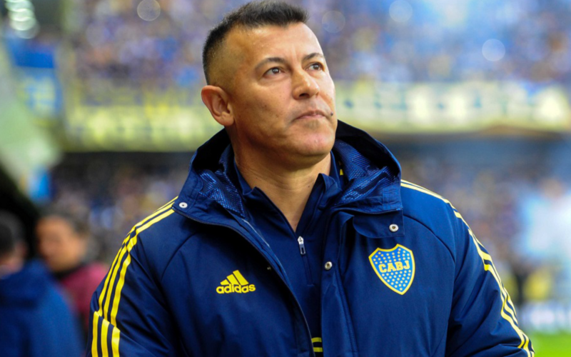 Jorge Almirón sonríe y observa al horizonte en su rol como entrenador de Boca Juniors durante la temporada 2023.