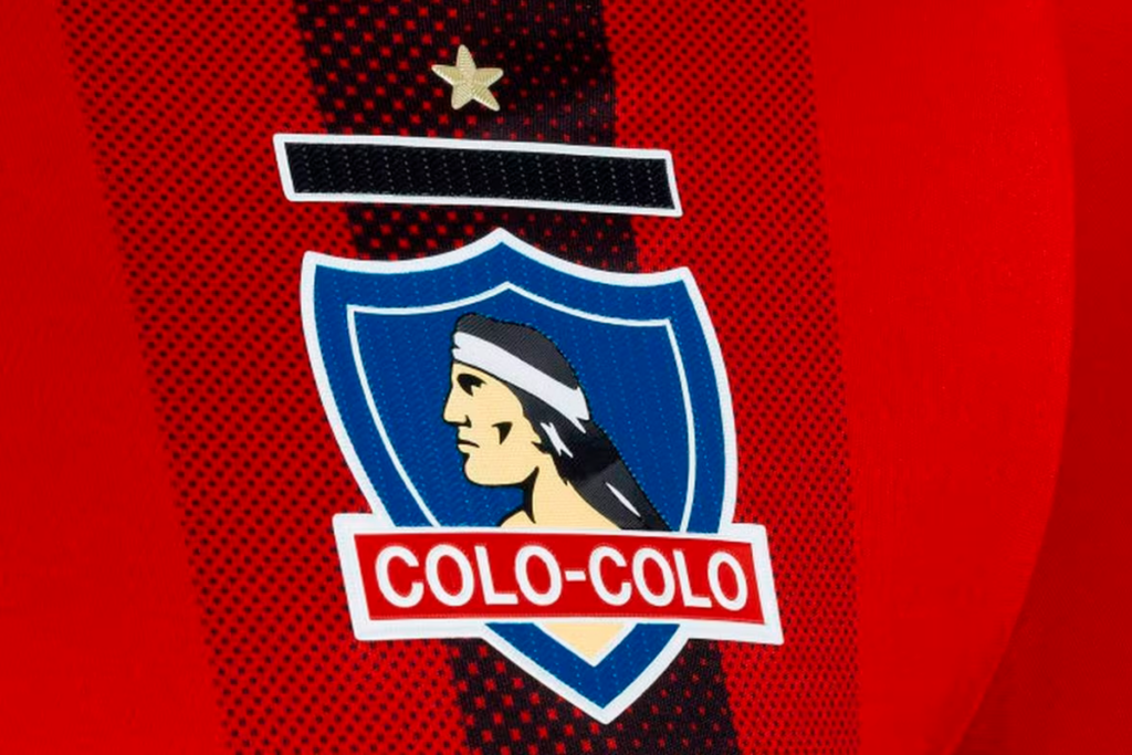 Primer plano a la insignia de Colo-Colo en la tercera camiseta del club durante la temporada 2023.
