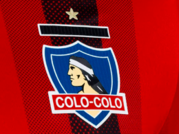 Primer plano a la insignia de Colo-Colo en la tercera camiseta del club durante la temporada 2023.