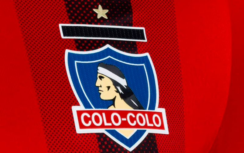 Primer plano a la insignia de Colo-Colo en la tercera camiseta del club durante la temporada 2023.