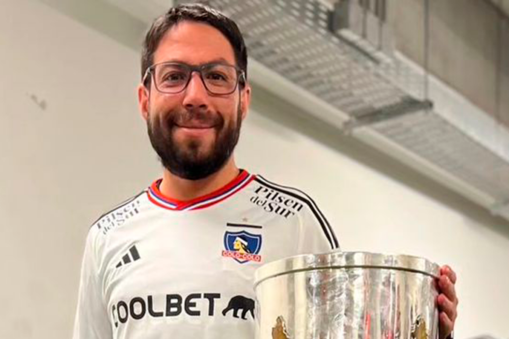 Matías Camacho sonríe con la camiseta de Colo-Colo y toma la punta del trofeo de la Copa Chile tras la obtener la versión del año 2023.