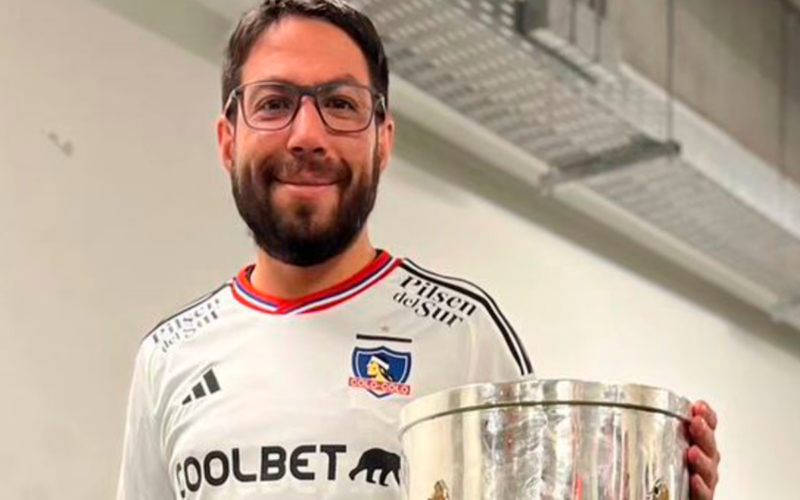 Matías Camacho sonríe con la camiseta de Colo-Colo y toma la punta del trofeo de la Copa Chile tras la obtener la versión del año 2023.