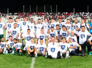 Futbolistas de Nicaragua posan en el círculo central tras obtener su clasificación la Copa de Oro.