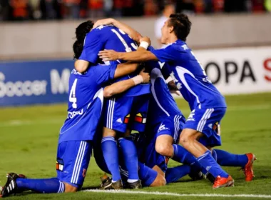 Futbolistas de Universidad de Chile se abrazan en plena celebración de un gol durante la temporada 2010.