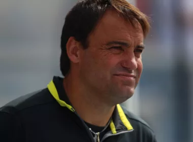 José Luis Sierra con la mirada cabizbaja mientras dirigía a Colo-Colo.