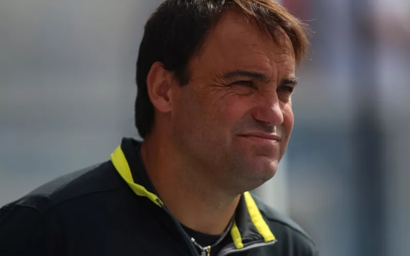 José Luis Sierra con la mirada cabizbaja mientras dirigía a Colo-Colo.