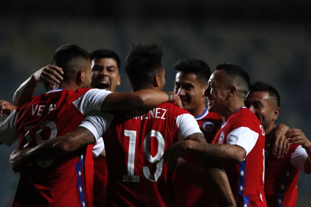 Futbolistas de la Selección Chilena se abrazan y celebran un gol en un amistoso ante Bolivia en la temporada 2021.
