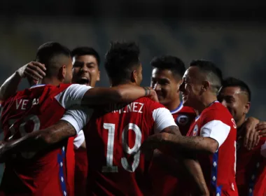 Futbolistas de la Selección Chilena se abrazan y celebran un gol en un amistoso ante Bolivia en la temporada 2021.