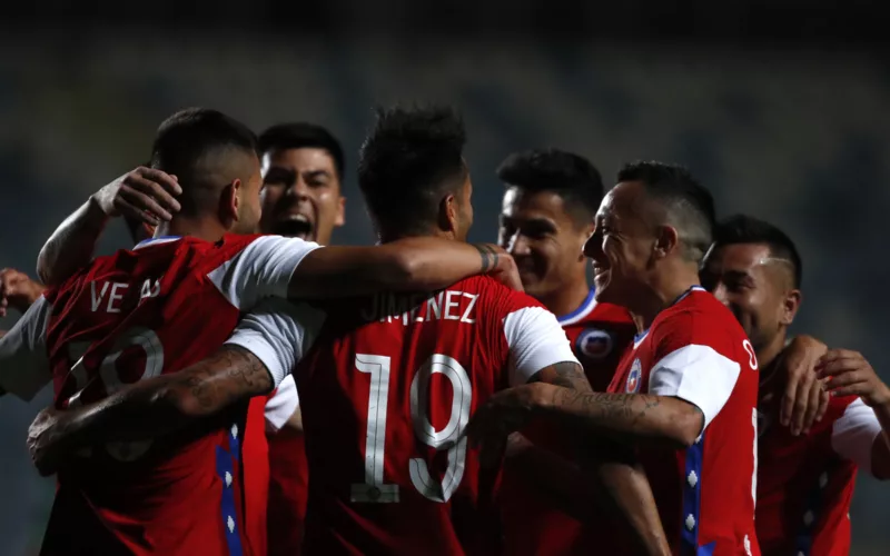 Futbolistas de la Selección Chilena se abrazan y celebran un gol en un amistoso ante Bolivia en la temporada 2021.