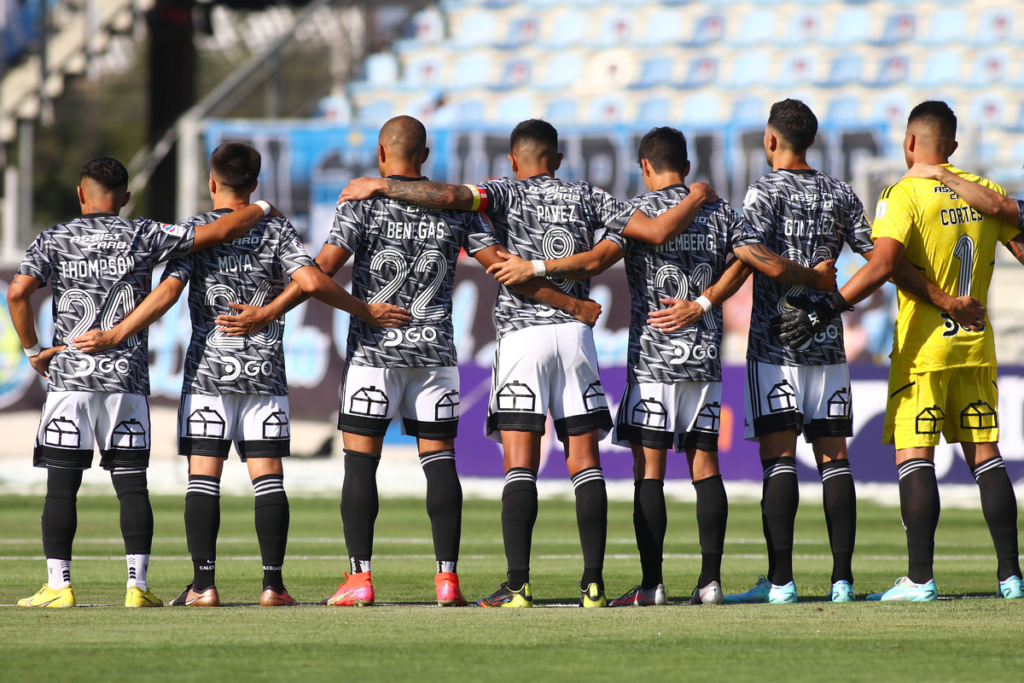 Futbolistas de Colo-Colo abrazados en pleno minuto de silencio en el Estadio el Teniente de Rancagua durante la temporada 2023.