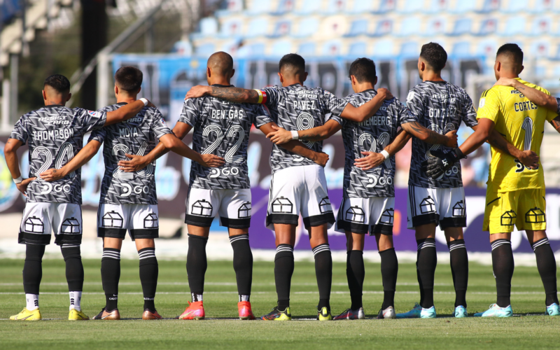 Futbolistas de Colo-Colo abrazados en pleno minuto de silencio en el Estadio el Teniente de Rancagua durante la temporada 2023.