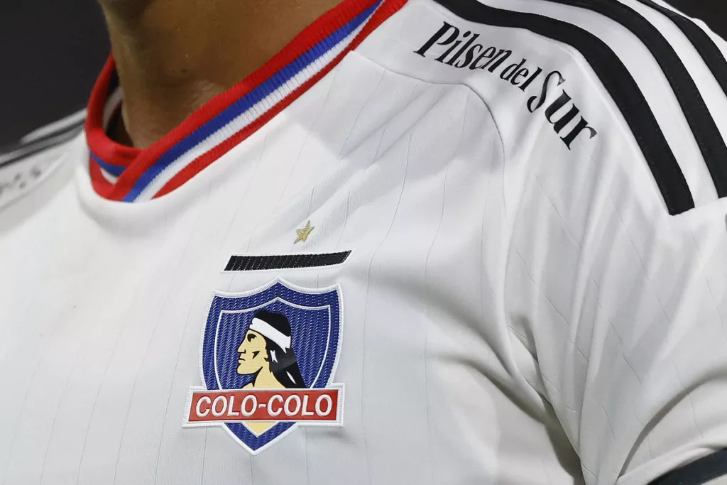 Primer plano a la camiseta de Colo-Colo durante la temporada 2023.