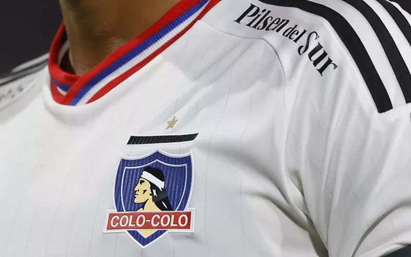 Primer plano a la camiseta de Colo-Colo durante la temporada 2023.