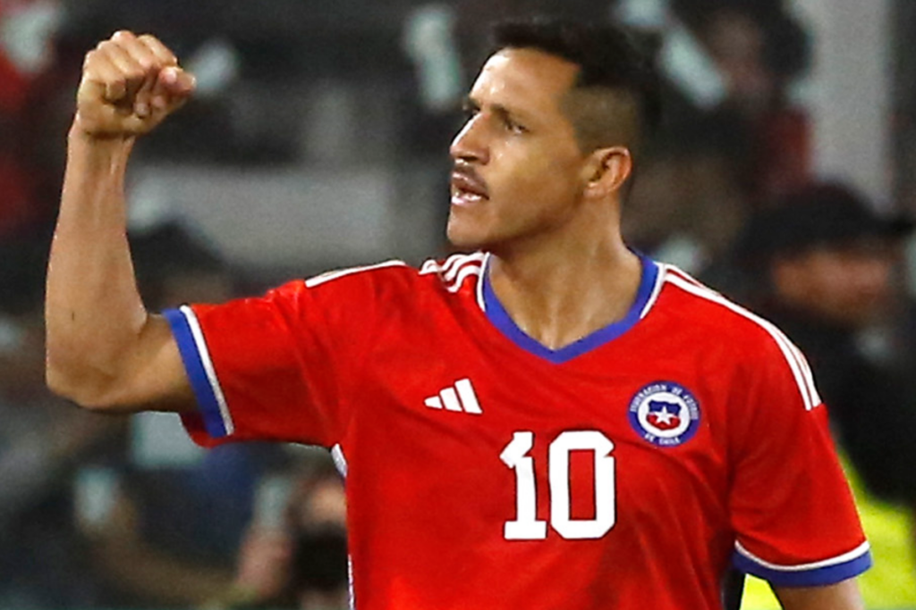 Alexis Sánchez con el puño en alto celebra un gol con la camiseta de la Selección Chilena durante la temporada 2023.
