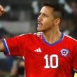 Alexis Sánchez con el puño en alto celebra un gol con la camiseta de la Selección Chilena durante la temporada 2023.