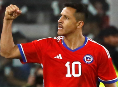 Alexis Sánchez con el puño en alto celebra un gol con la camiseta de la Selección Chilena durante la temporada 2023.
