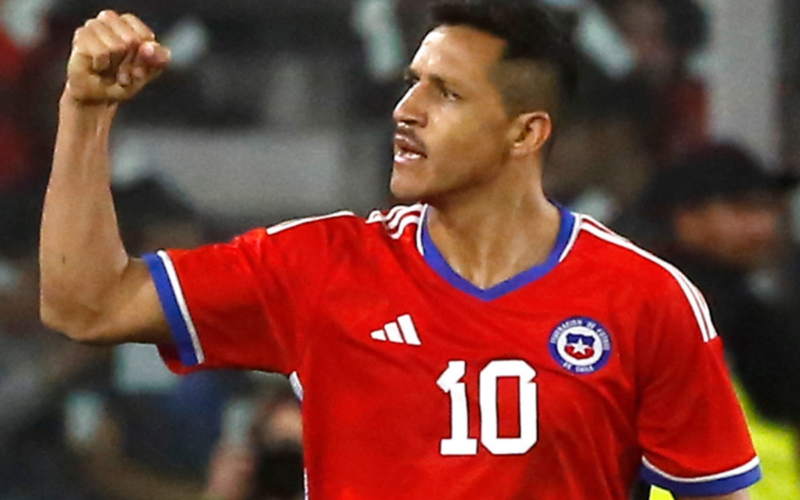 Alexis Sánchez con el puño en alto celebra un gol con la camiseta de la Selección Chilena durante la temporada 2023.