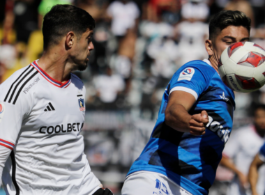 Matías de los Santos disputando un balón con un jugador de Huachipato durante la temporada 2023.