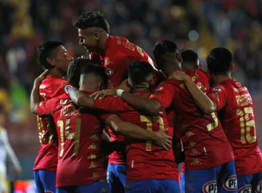 Futbolistas de Unión Española celebran un gol durante la temporada 2023.