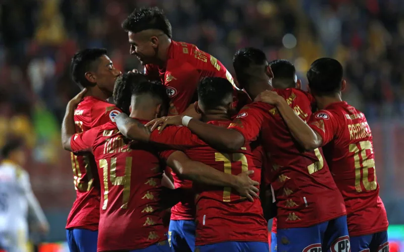Futbolistas de Unión Española celebran un gol durante la temporada 2023.
