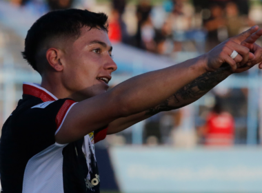 Cristián Zavala levanta su dedo derecho para apuntar un objetivo en pleno partido con la camiseta de Curicó Unido.