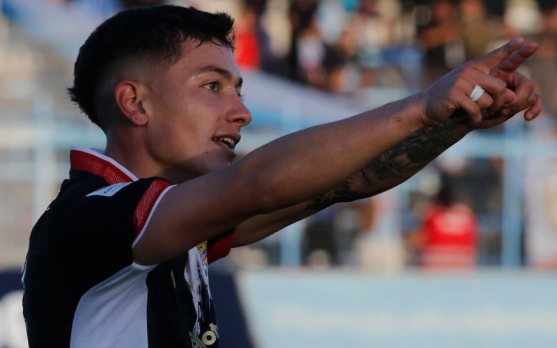 Cristián Zavala levanta su dedo derecho para apuntar un objetivo en pleno partido con la camiseta de Curicó Unido.