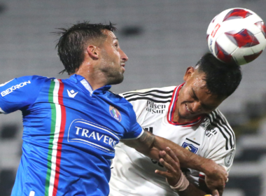 Gonzalo Sosa y Daniel Gutiérrez disputando un balón aéreo durante un partido de Colo-Colo y Audax Italiano durante la temporada 2023.